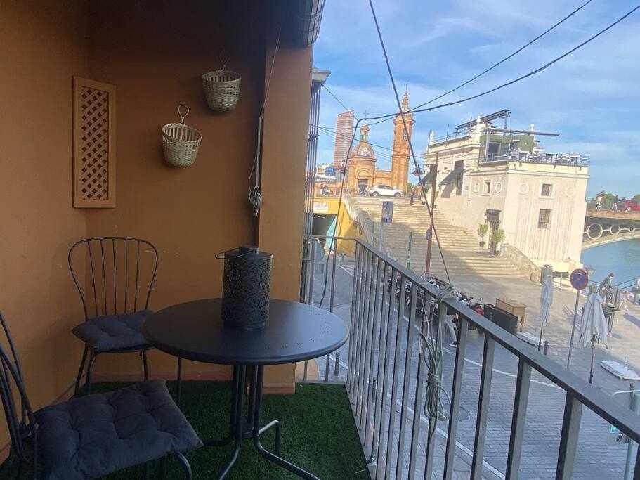 Apartamento Con Vistas Al Rio Sevilla Bagian luar foto